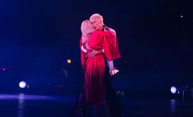 二人擁抱兼疑似咀嘴的畫面掀全場高潮。