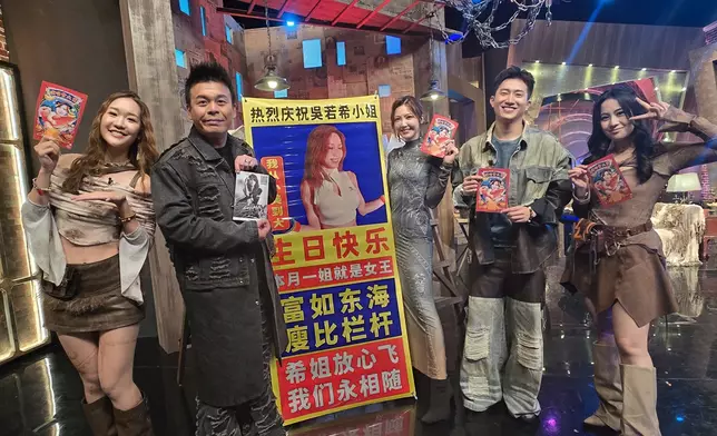 《奇情谷》台前幕後為吳若希送上banner。