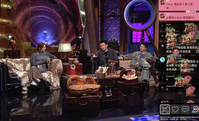 火火重提偷看另一半經歷時，露出痛苦神情。