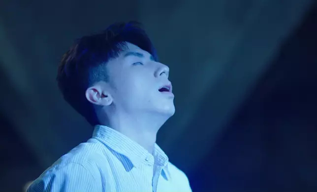 蔥頭啲變態樣勁陰森。