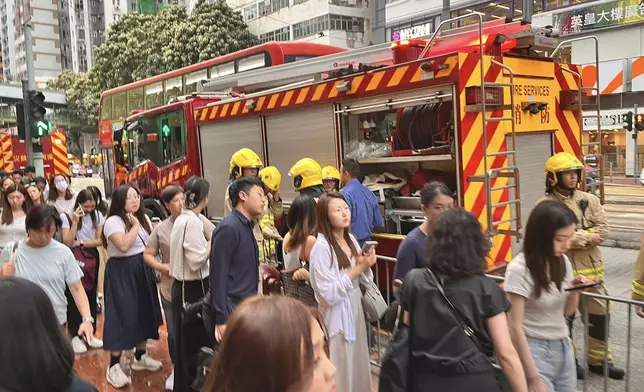 將軍澳線停駛，北角行人路逼滿等巴士人潮，而消防則在場戒備。網上圖片