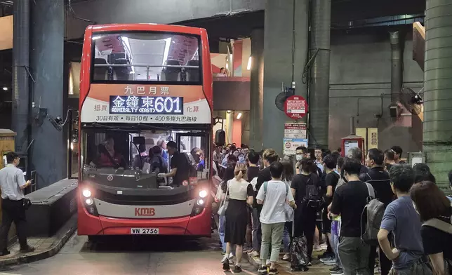 將軍澳線停駛，市民逼爆巴士。網上圖片