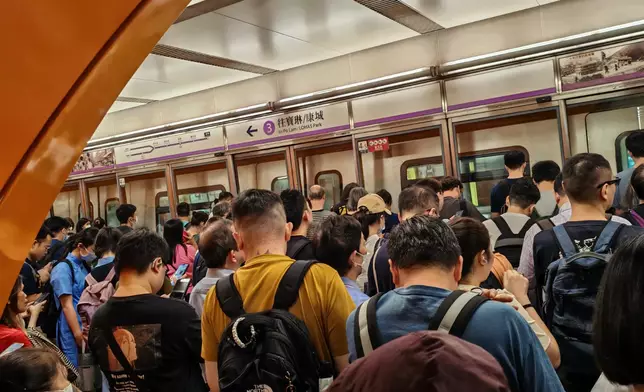 北角站迫滿受影響的乘客。巴士的報記者攝