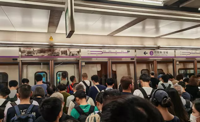 北角站迫滿受影響的乘客。巴士的報記者攝