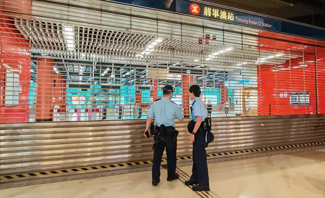 港鐵表示，由於電力供應受阻，將軍澳綫全綫服務暫停。圖為將軍澳展落閘。巴士的報記者攝