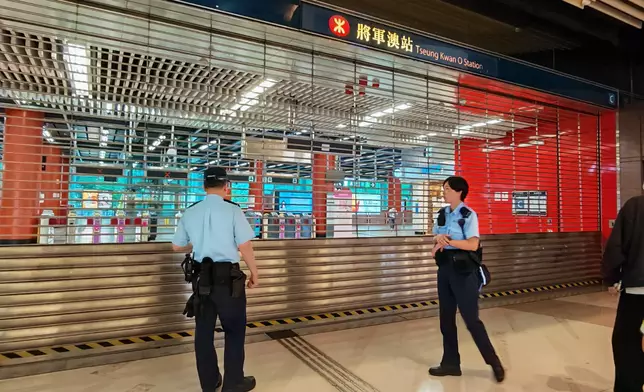 港鐵表示，由於電力供應受阻，將軍澳綫全綫服務暫停。圖為將軍澳展落閘。巴士的報記者攝