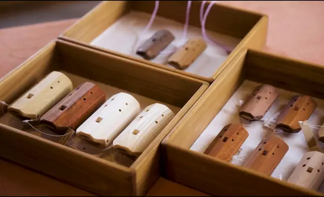 Jessica學吹「樹音」。