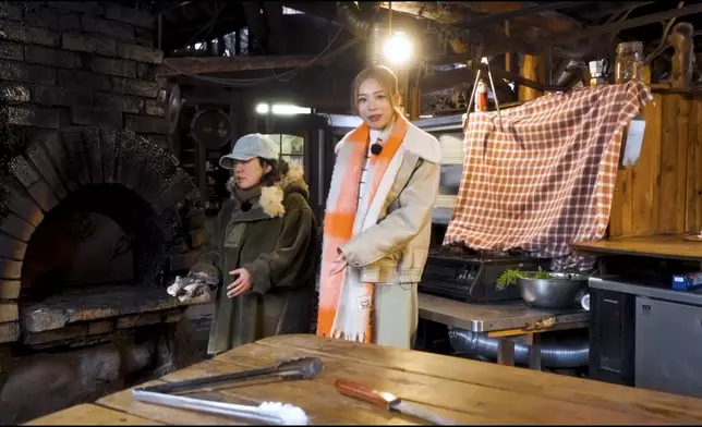 Jessica品嚐石窰焗的麵包及農場早餐。