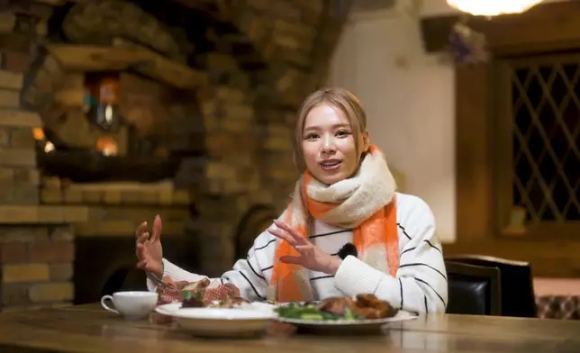 Jessica品嚐石窰焗的麵包及農場早餐。