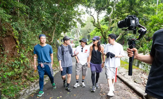 五人邊行邊講，有說有笑話當年