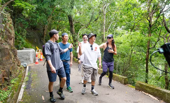 五人邊行邊講，有說有笑話當年