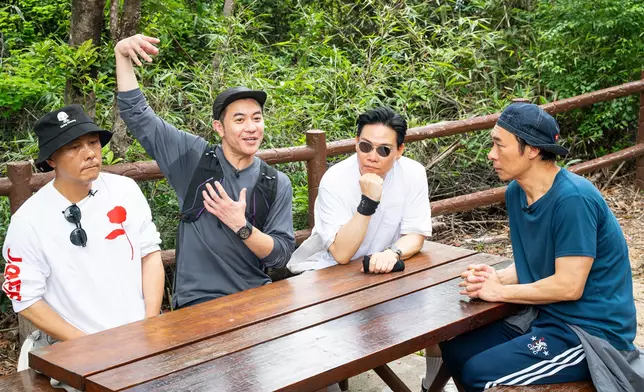 BIG FOUR行到一個休憩站，坐下來玩小遊戲。