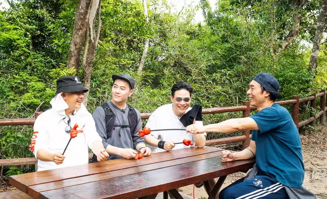 四子一路鬥嘴笑鬧。