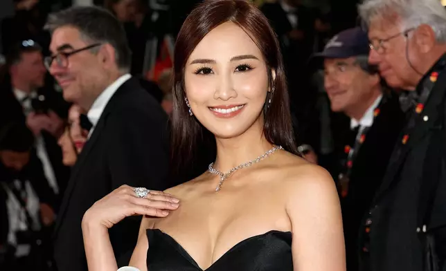 深邃事業線吸睛