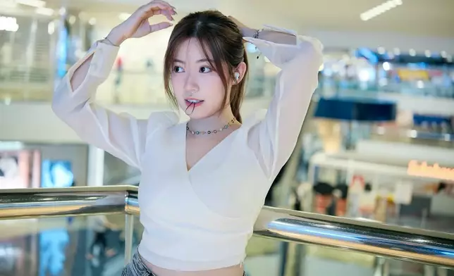 近期頻頻轉換造型風格