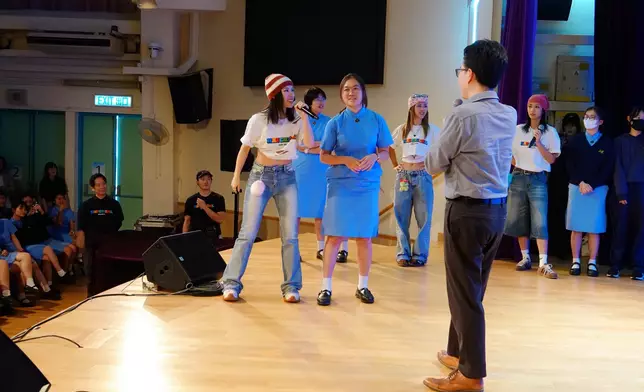 與同學及老師到台上大玩「大電視」。