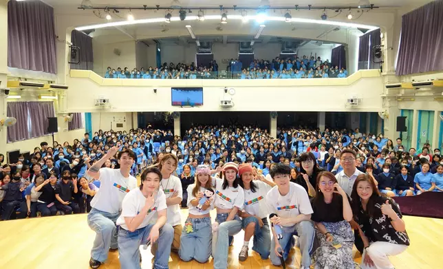 MIRROR「鷹小組」與COLLAR其中三位成員突襲快閃現身九龍真光中學與700位師生見面。