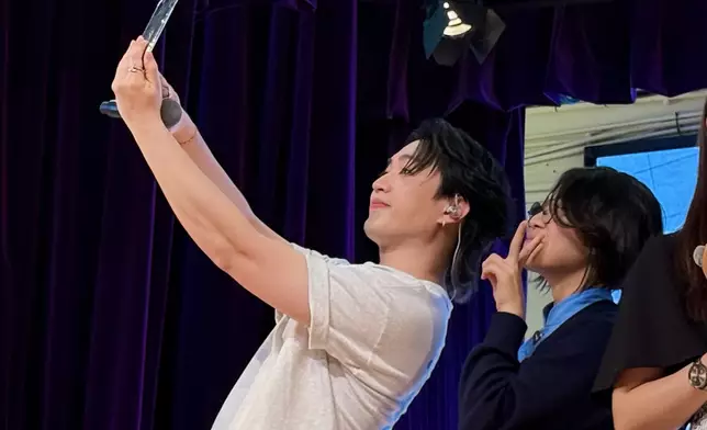 四子不停與學生們自拍。