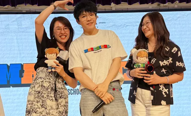 被抽中上台的師生自然把握機會邊玩邊自拍。