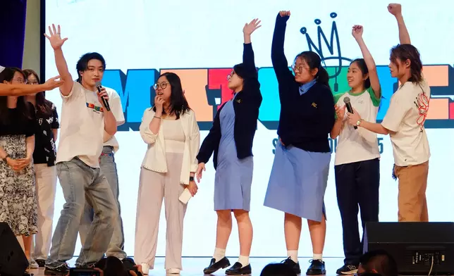 被抽中上台的師生自然把握機會邊玩邊自拍。