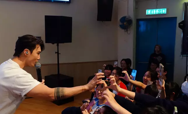 四子不停與學生們自拍。