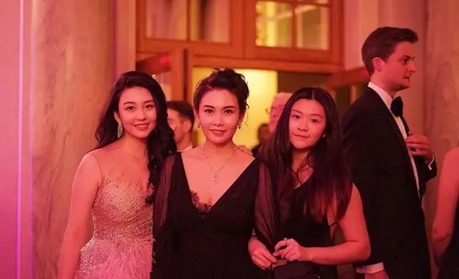 大女沈月（左）有「最美星二代」之稱.