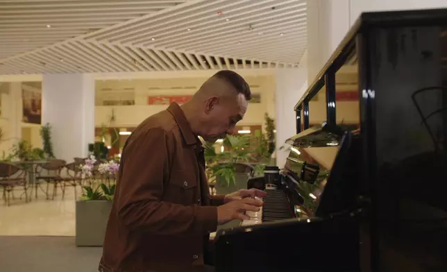 為咗彈琴場口走去密集式苦練同學習鋼琴，呢啲就係專業精神。