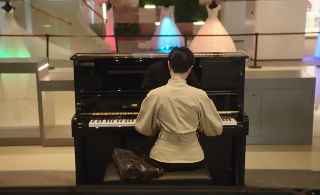 為咗彈琴場口走去密集式苦練同學習鋼琴，呢啲就係專業精神。