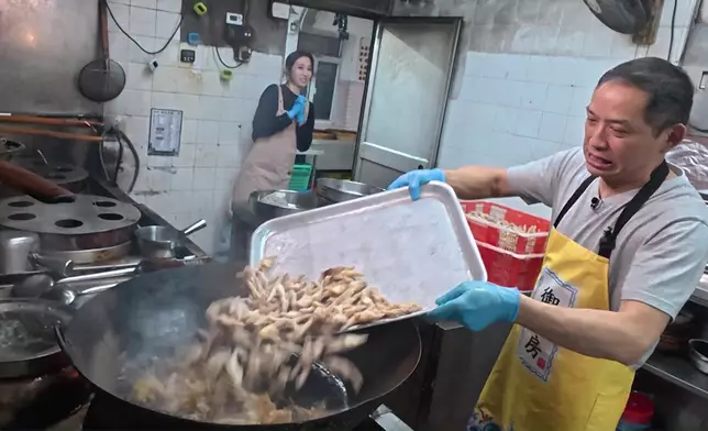 不過佢似乎驚彈出嚟嘅熱油多啲，期間多番尖叫。