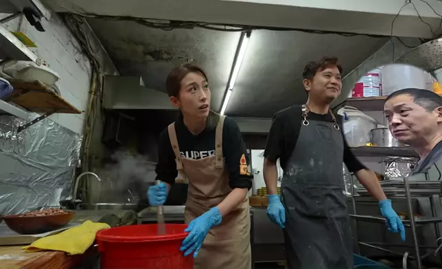 溝粉漿時，又因為問多咗問題，畀曾師傅話佢似談情多過返工。