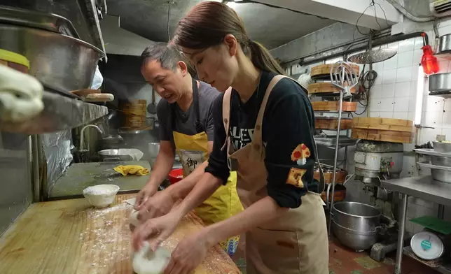 子羚好認真由搓蝦餃皮開始學起。