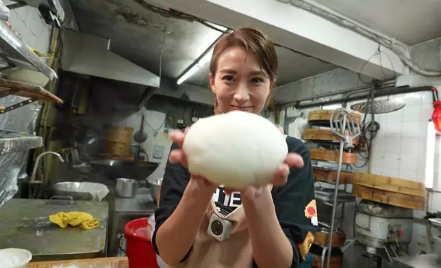 子羚好認真由搓蝦餃皮開始學起。