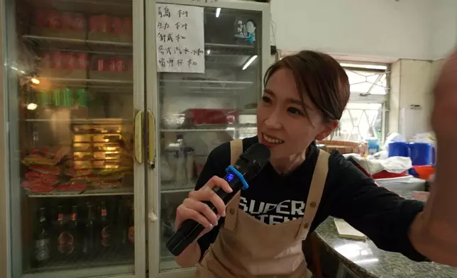 子羚親自喺現場向食客打招呼。