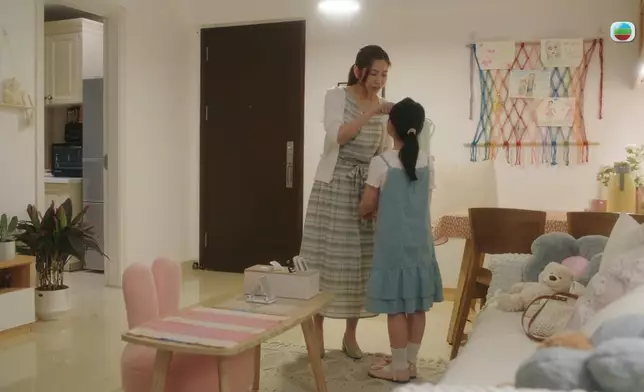 林保怡呢個偷聽行為不但古怪，而且享受樣亦帶點不尋常，令網民即時覺得這個角色既神秘又有趣。