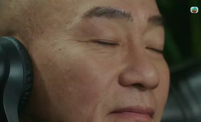 林保怡呢個偷聽行為不但古怪，而且享受樣亦帶點不尋常，令網民即時覺得這個角色既神秘又有趣。