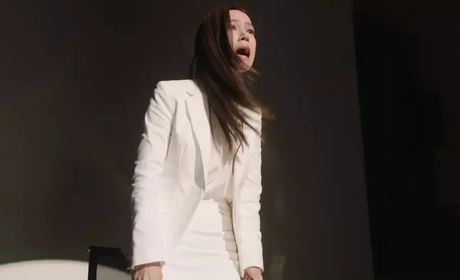 傅嘉莉呢一幕好投入。