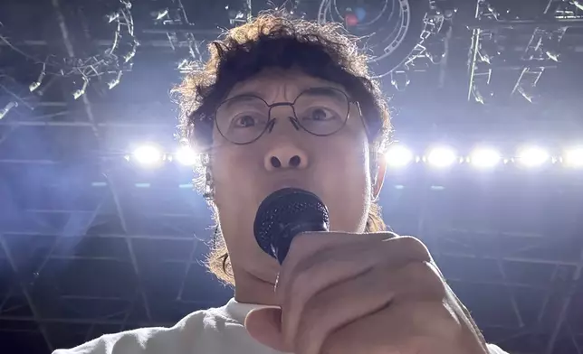 繼續發揮搞笑本色。