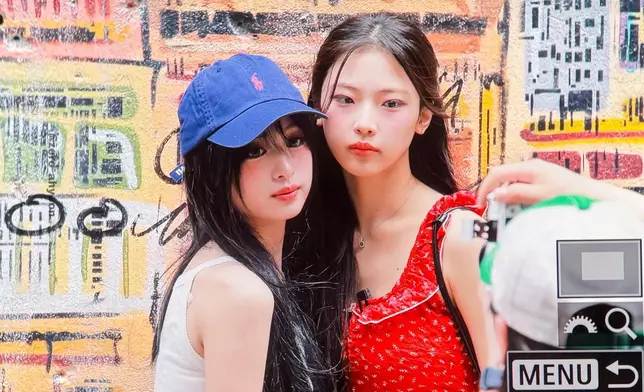 在壁畫塗鴉牆前打卡。網上圖片