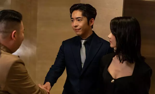 呂爵安飾演的關俊在i-bank工作。