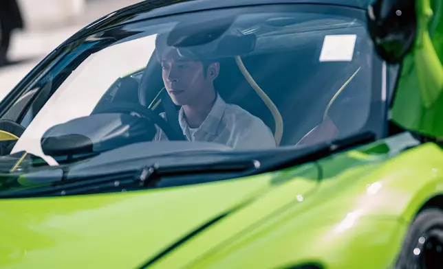 一句呂爵安經常在劇中說的話就是：「揀揸跑車定係揀行路呢？」