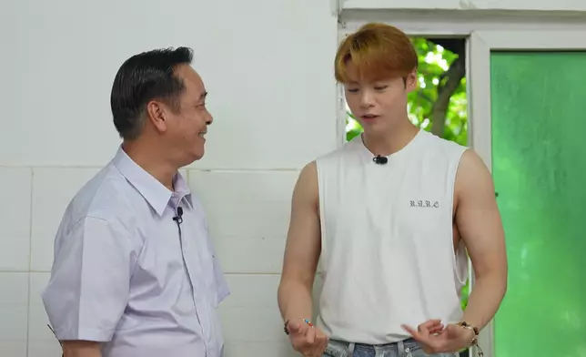 冼靖峰在豉油廠做一日學徒，露出「麒麟臂」成為一日風景。