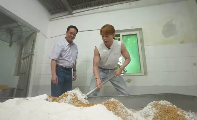 冼靖峰在廠長指導下「撈璜」，完全是力的表現！