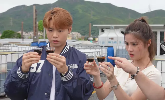 冼靖峰與王汛文由醬油廠老闆Edwin教導分辨靚豉油。