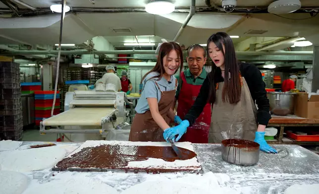 莊子璇整朱古力脆心鳥結糖時開心得不斷嘩嘩聲。