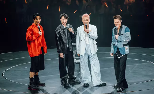 城寨四少首同台合唱。