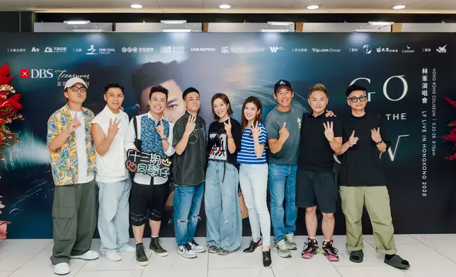 楊茜堯﹑楊明和徐榮一班第13屆藝員訓練班畢業生，更高舉「十三期同學仔」燈牌撐場。