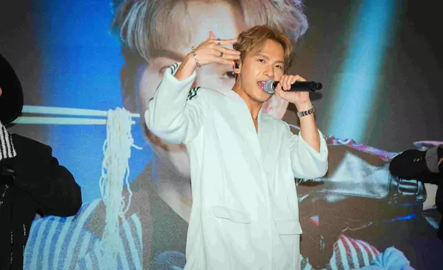 吉吉現場演唱新歌。