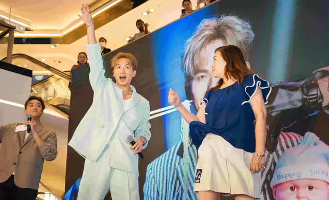 吉吉現場演唱新歌。