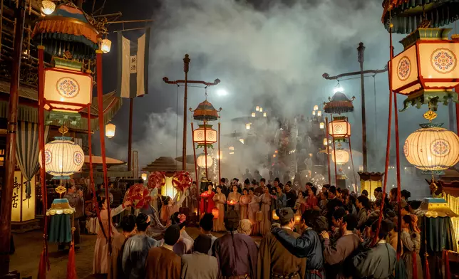 劇組不惜工本，重新還原《清明上河圖》畫中情境。