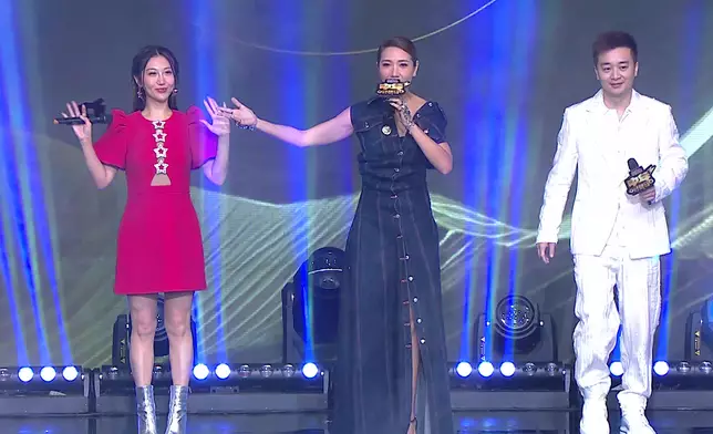 （左起）紅隊隊長支嚳儀、主持人車婉婉、白隊隊長譚輝智。